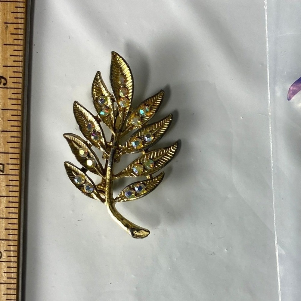 Vintage Gold Tone Leaf Brooch Rhinestone Textured Botanical Nature Pin 2117